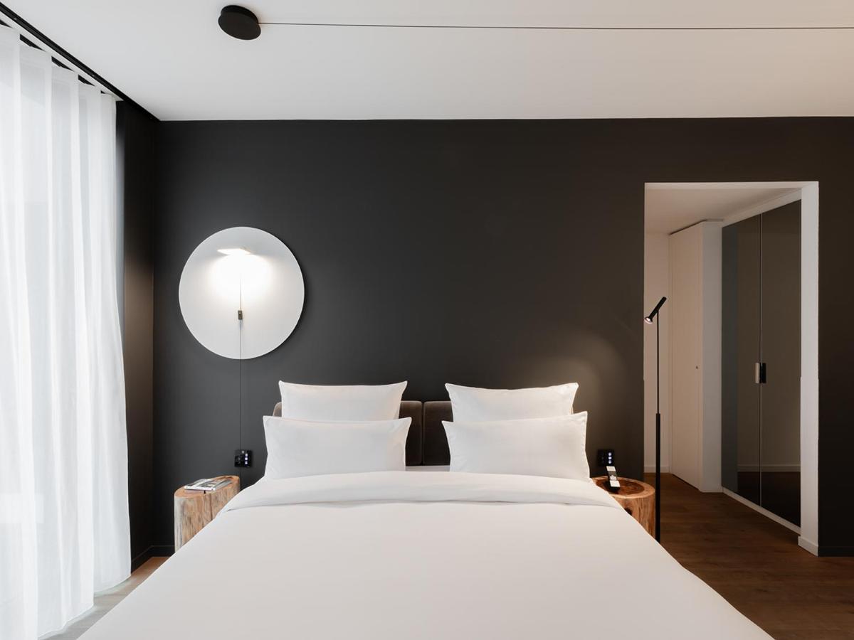 Ein Bett oder Betten in einem Zimmer der Unterkunft KPM Hotel & Residences Berlin, a Member of Design Hotels