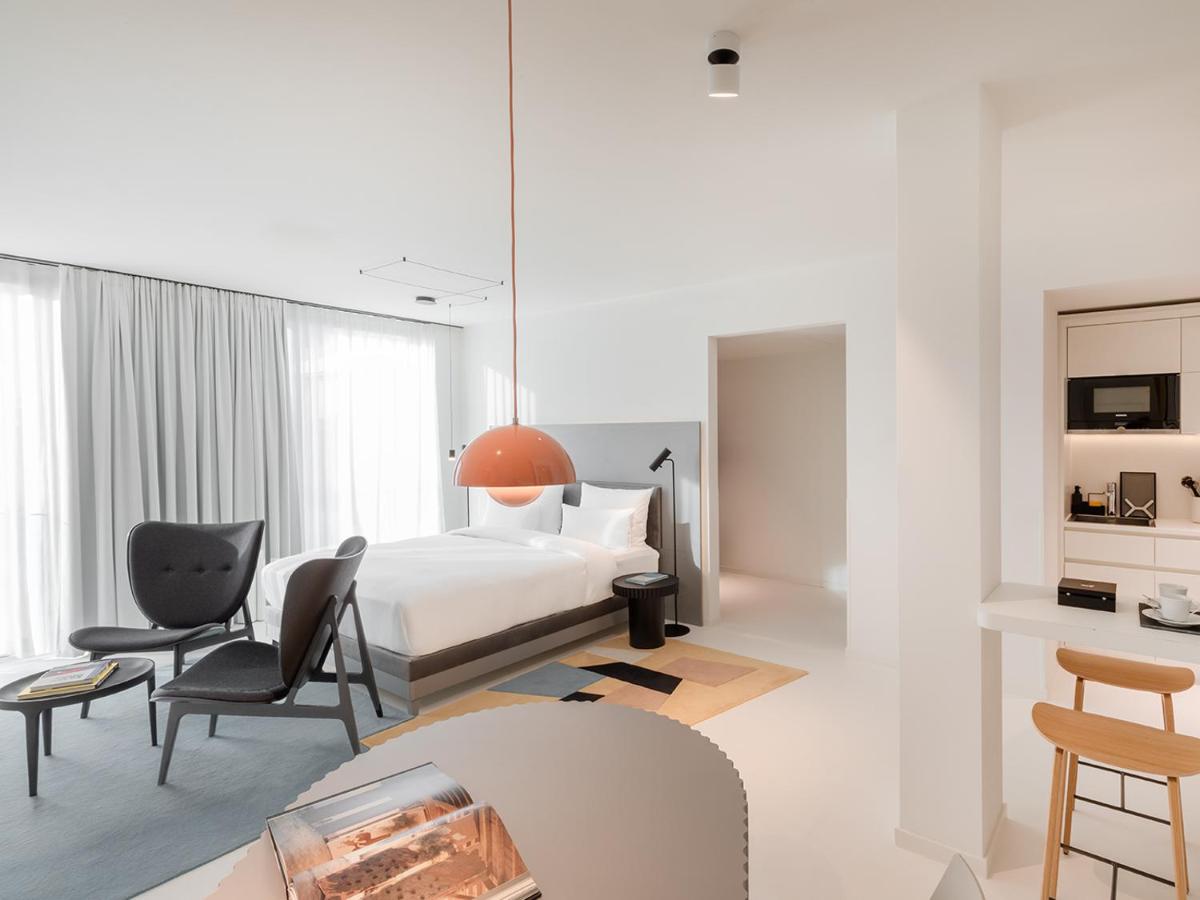 Ein Bett oder Betten in einem Zimmer der Unterkunft KPM Hotel & Residences Berlin, a Member of Design Hotels