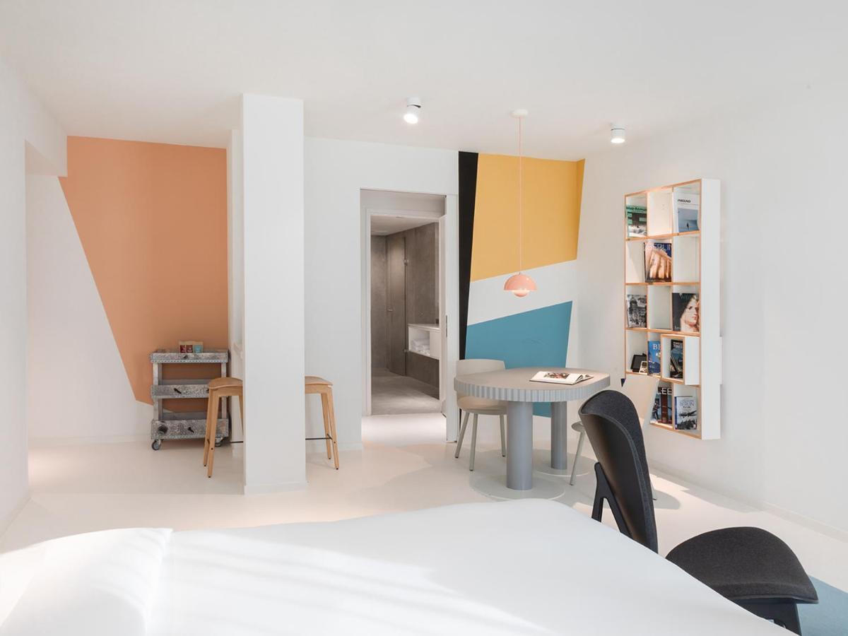 Ein Bett oder Betten in einem Zimmer der Unterkunft KPM Hotel & Residences Berlin, a Member of Design Hotels