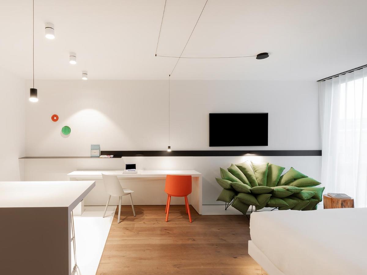 TV/Unterhaltungsangebot in der Unterkunft KPM Hotel & Residences Berlin, a Member of Design Hotels