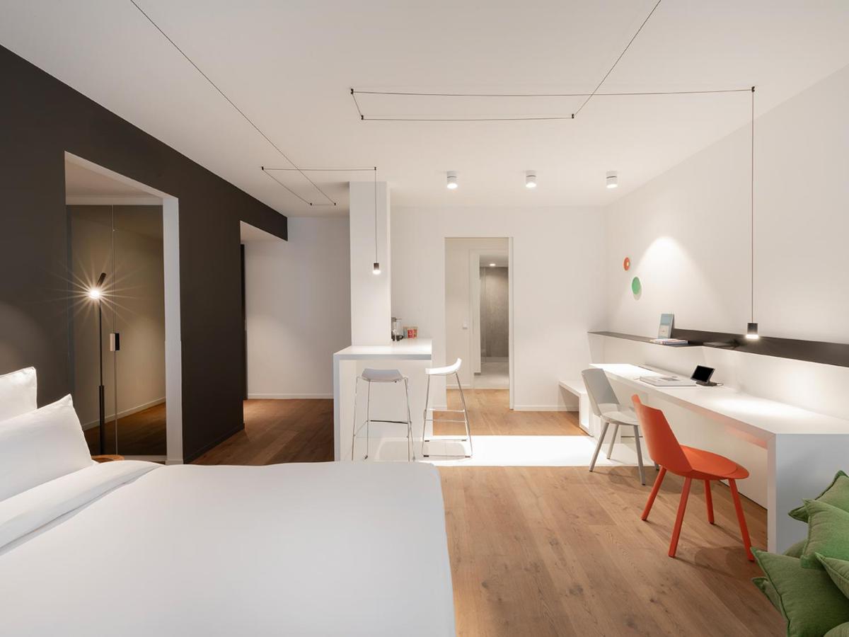 Ein Bett oder Betten in einem Zimmer der Unterkunft KPM Hotel & Residences Berlin, a Member of Design Hotels