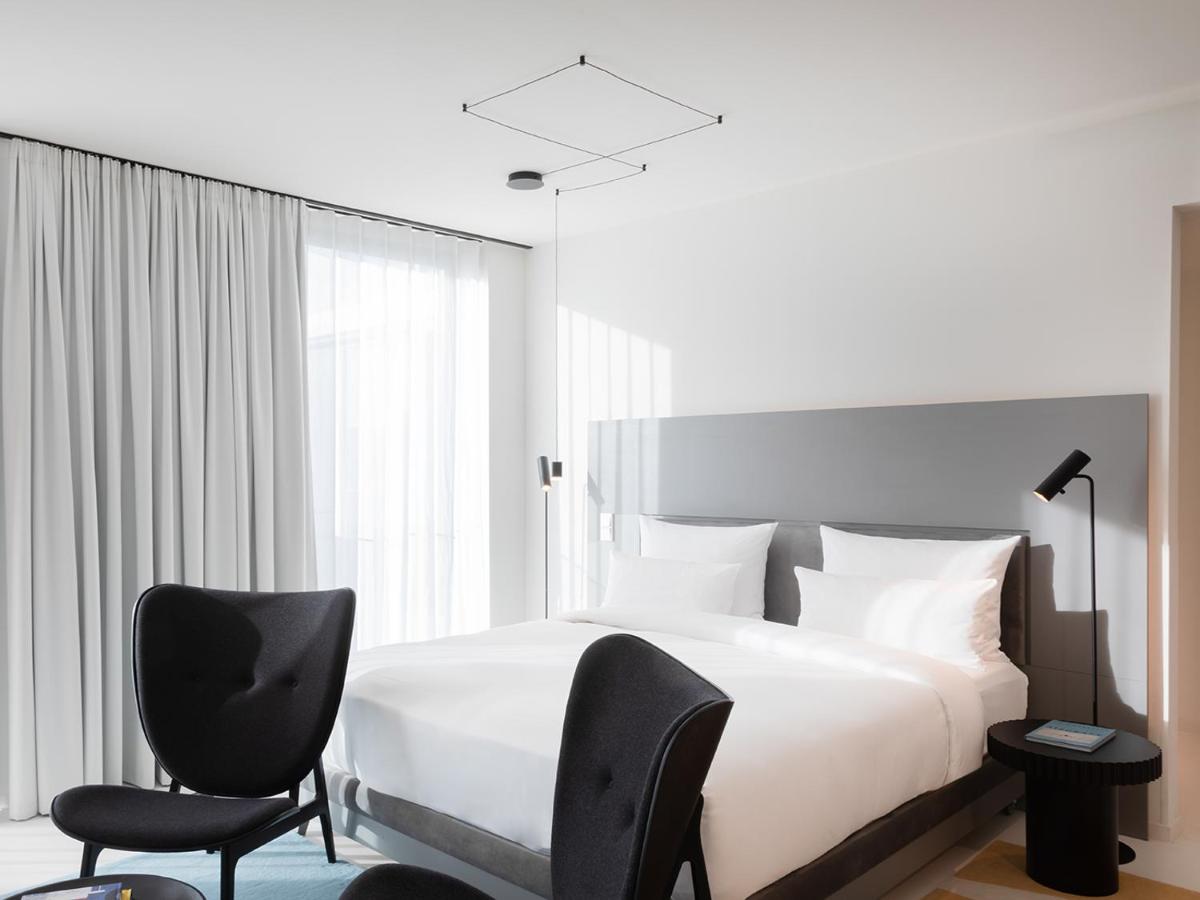 Ein Bett oder Betten in einem Zimmer der Unterkunft KPM Hotel & Residences Berlin, a Member of Design Hotels
