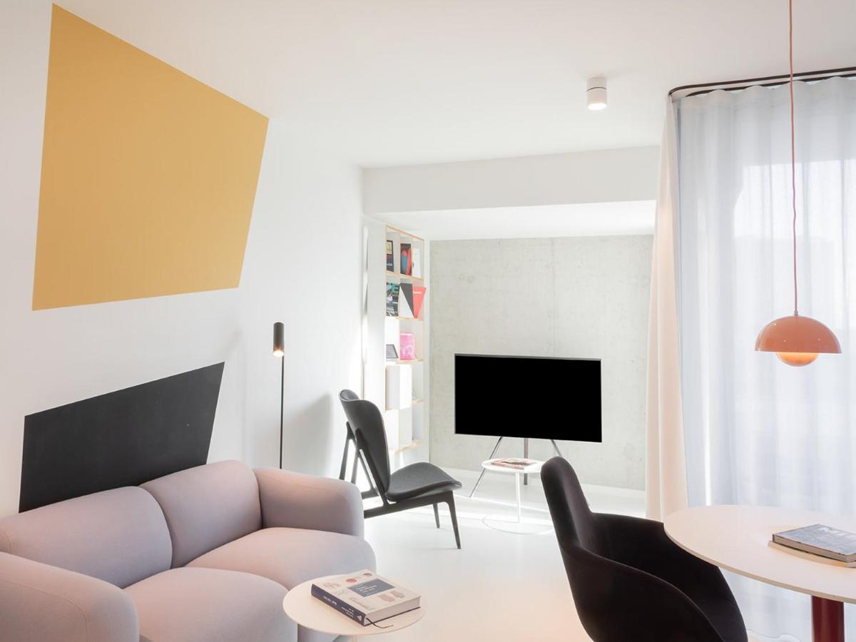 TV/Unterhaltungsangebot in der Unterkunft KPM Hotel & Residences Berlin, a Member of Design Hotels