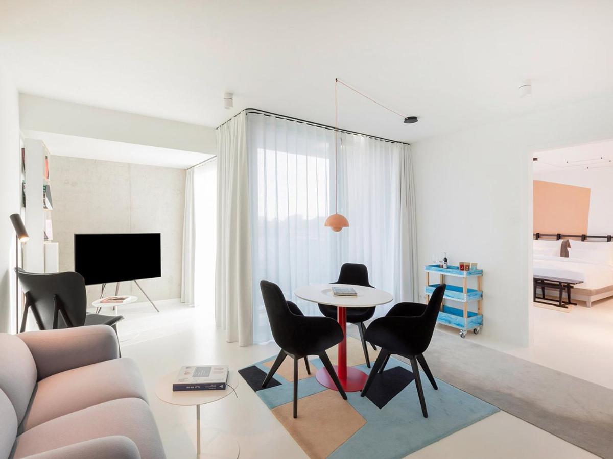 TV/Unterhaltungsangebot in der Unterkunft KPM Hotel & Residences Berlin, a Member of Design Hotels