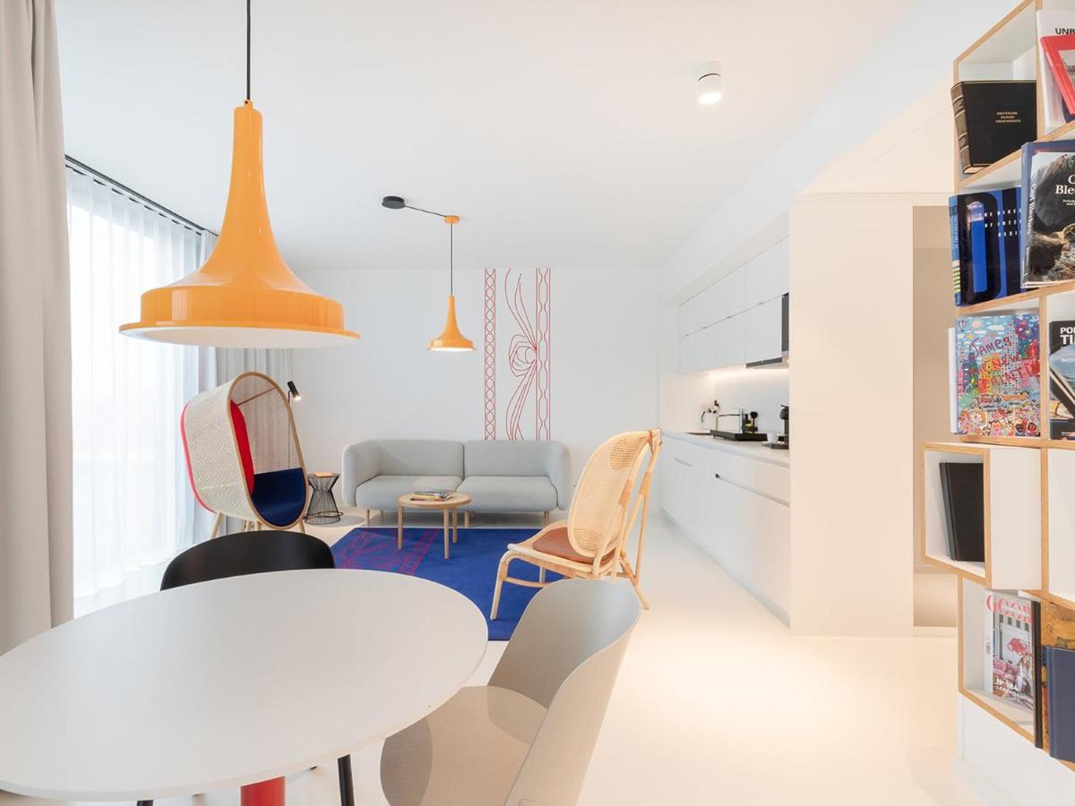 Ein Sitzbereich in der Unterkunft KPM Hotel & Residences Berlin, a Member of Design Hotels