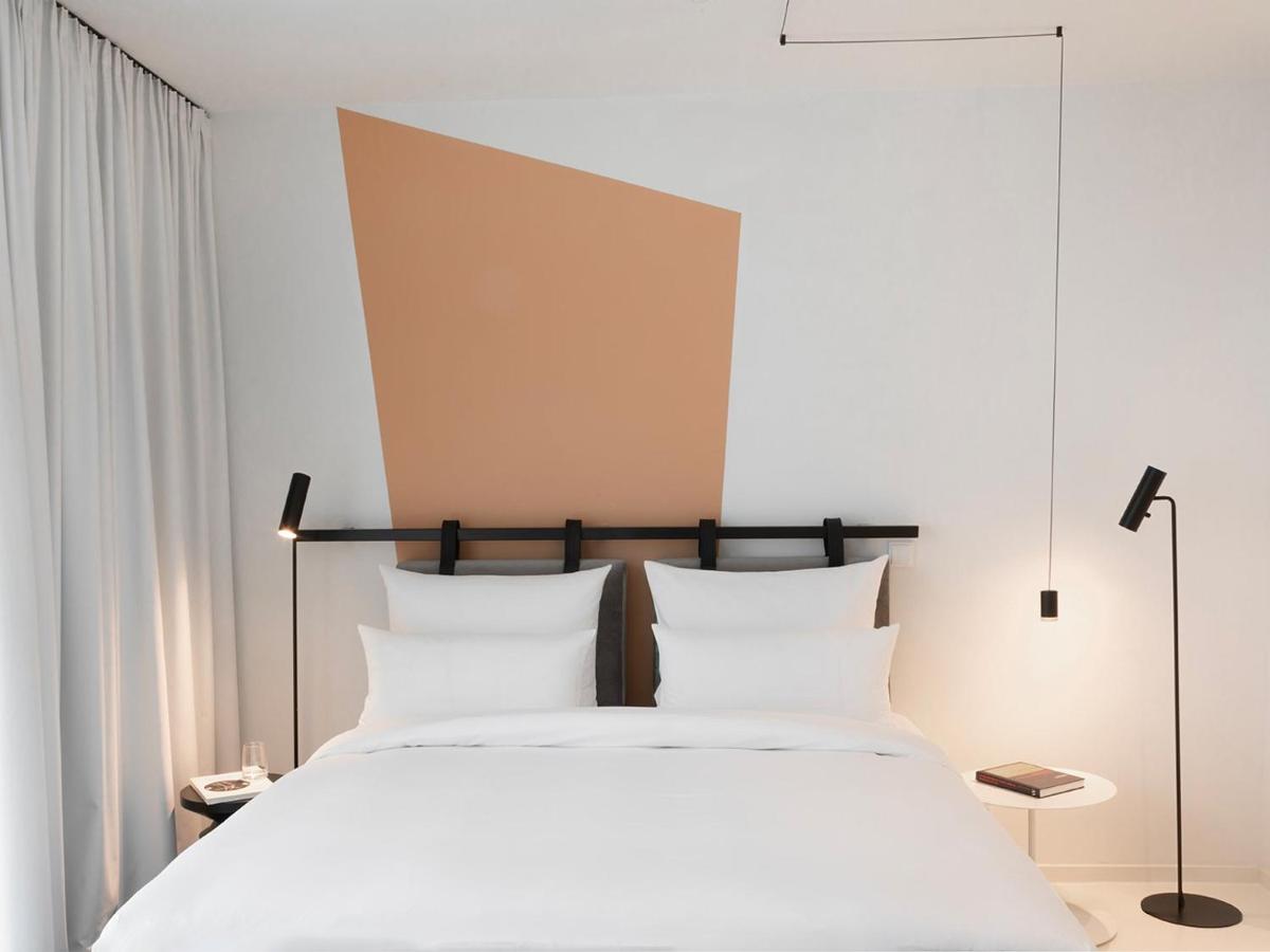 Ein Bett oder Betten in einem Zimmer der Unterkunft KPM Hotel & Residences Berlin, a Member of Design Hotels