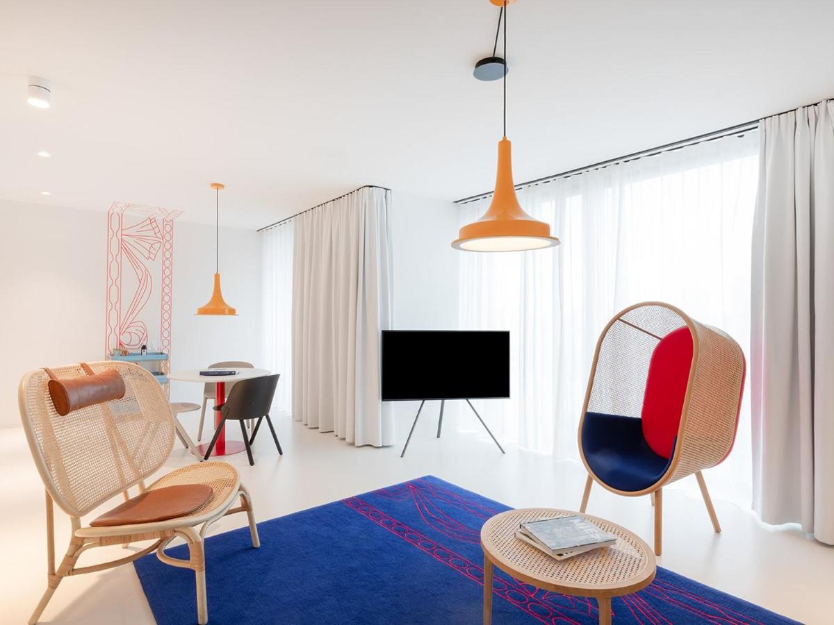 TV/Unterhaltungsangebot in der Unterkunft KPM Hotel & Residences Berlin, a Member of Design Hotels