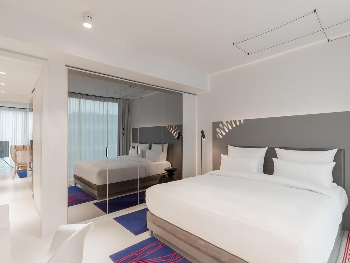 Ein Bett oder Betten in einem Zimmer der Unterkunft KPM Hotel & Residences Berlin, a Member of Design Hotels