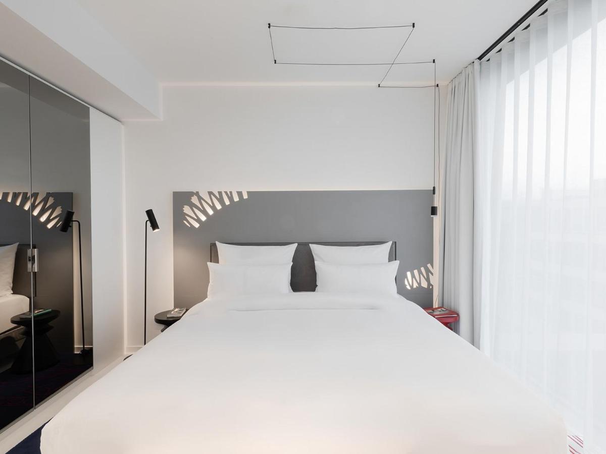 Ein Bett oder Betten in einem Zimmer der Unterkunft KPM Hotel & Residences Berlin, a Member of Design Hotels