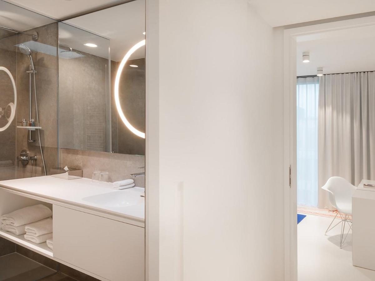 Ein Badezimmer in der Unterkunft KPM Hotel & Residences Berlin, a Member of Design Hotels