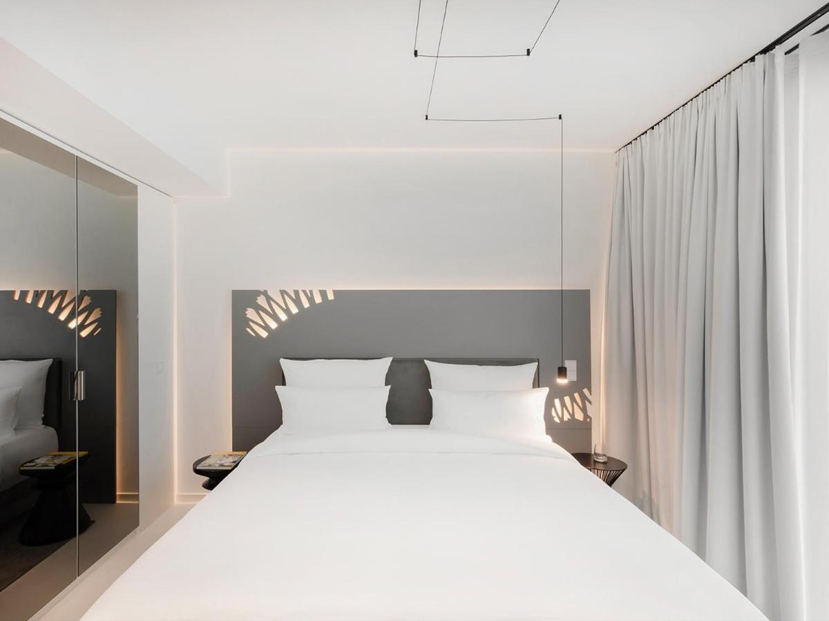 Ein Bett oder Betten in einem Zimmer der Unterkunft KPM Hotel & Residences Berlin, a Member of Design Hotels