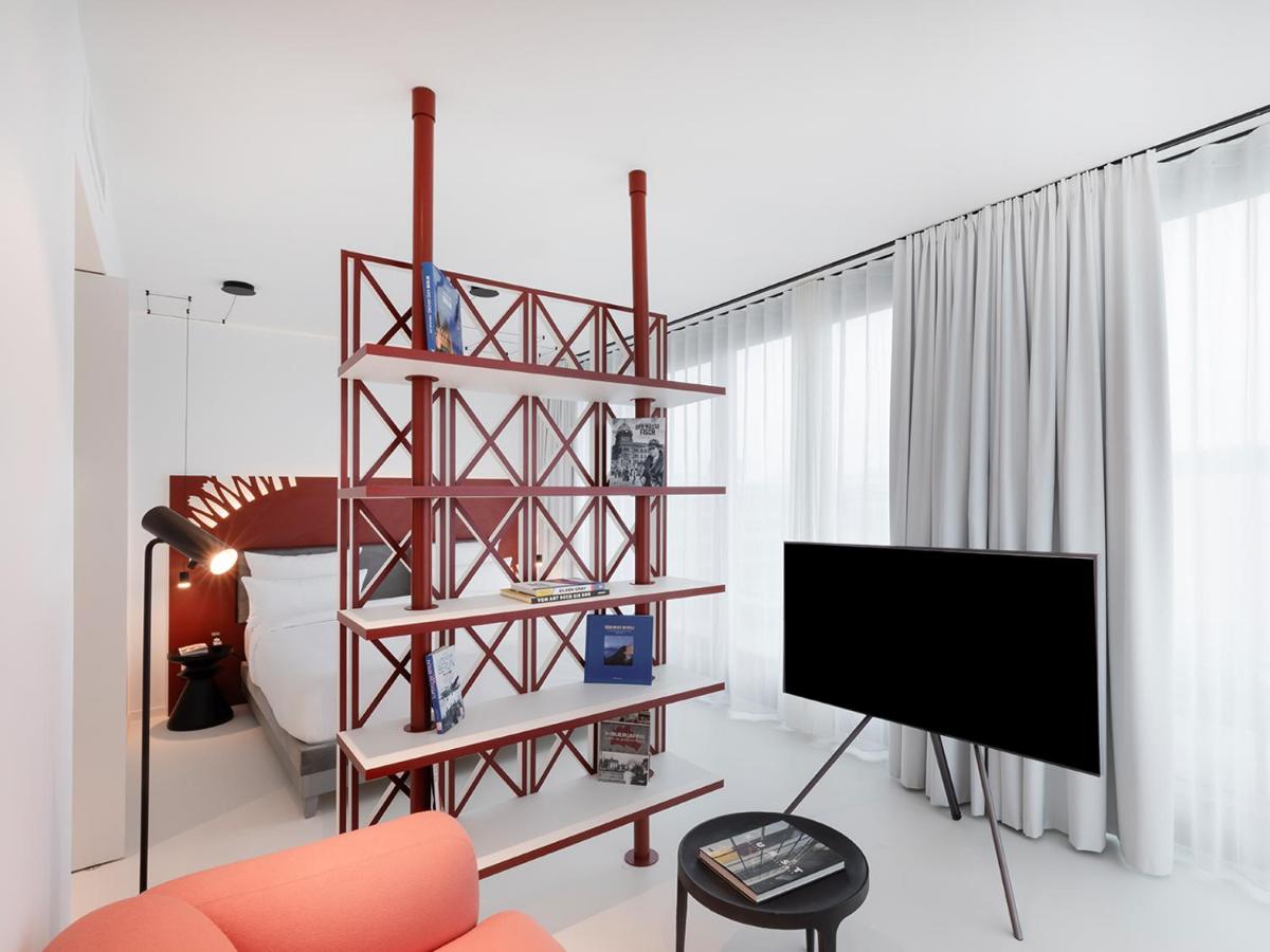 TV/Unterhaltungsangebot in der Unterkunft KPM Hotel & Residences Berlin, a Member of Design Hotels