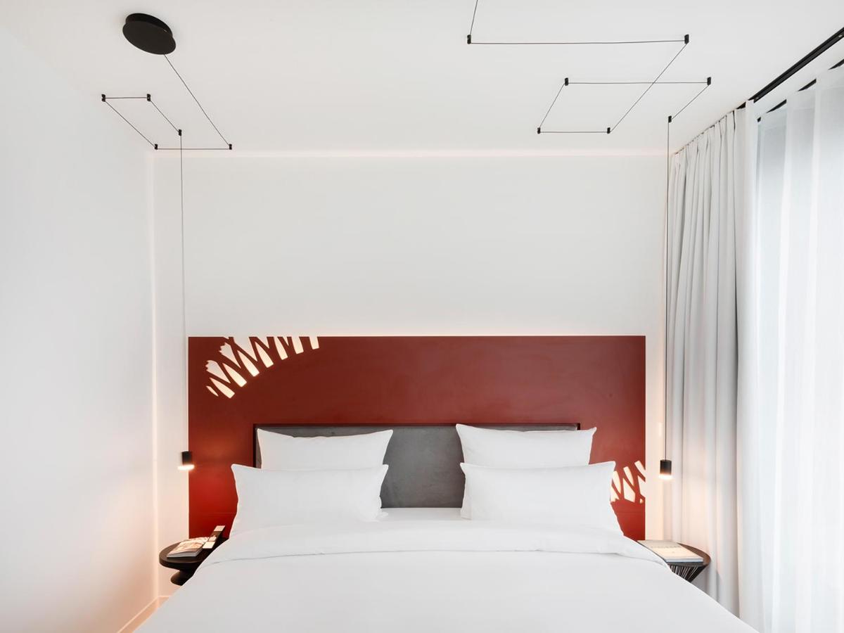 Ein Bett oder Betten in einem Zimmer der Unterkunft KPM Hotel & Residences Berlin, a Member of Design Hotels