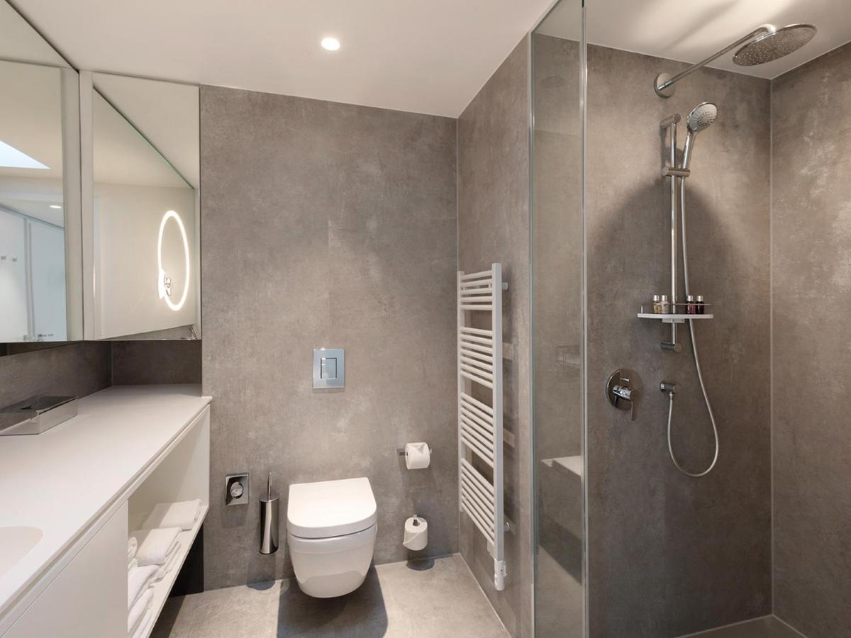 Ein Badezimmer in der Unterkunft KPM Hotel & Residences Berlin, a Member of Design Hotels