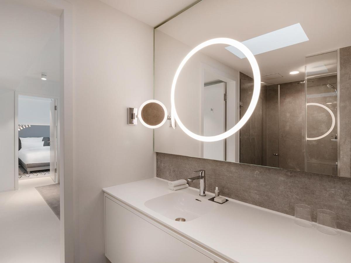 Ein Badezimmer in der Unterkunft KPM Hotel & Residences Berlin, a Member of Design Hotels