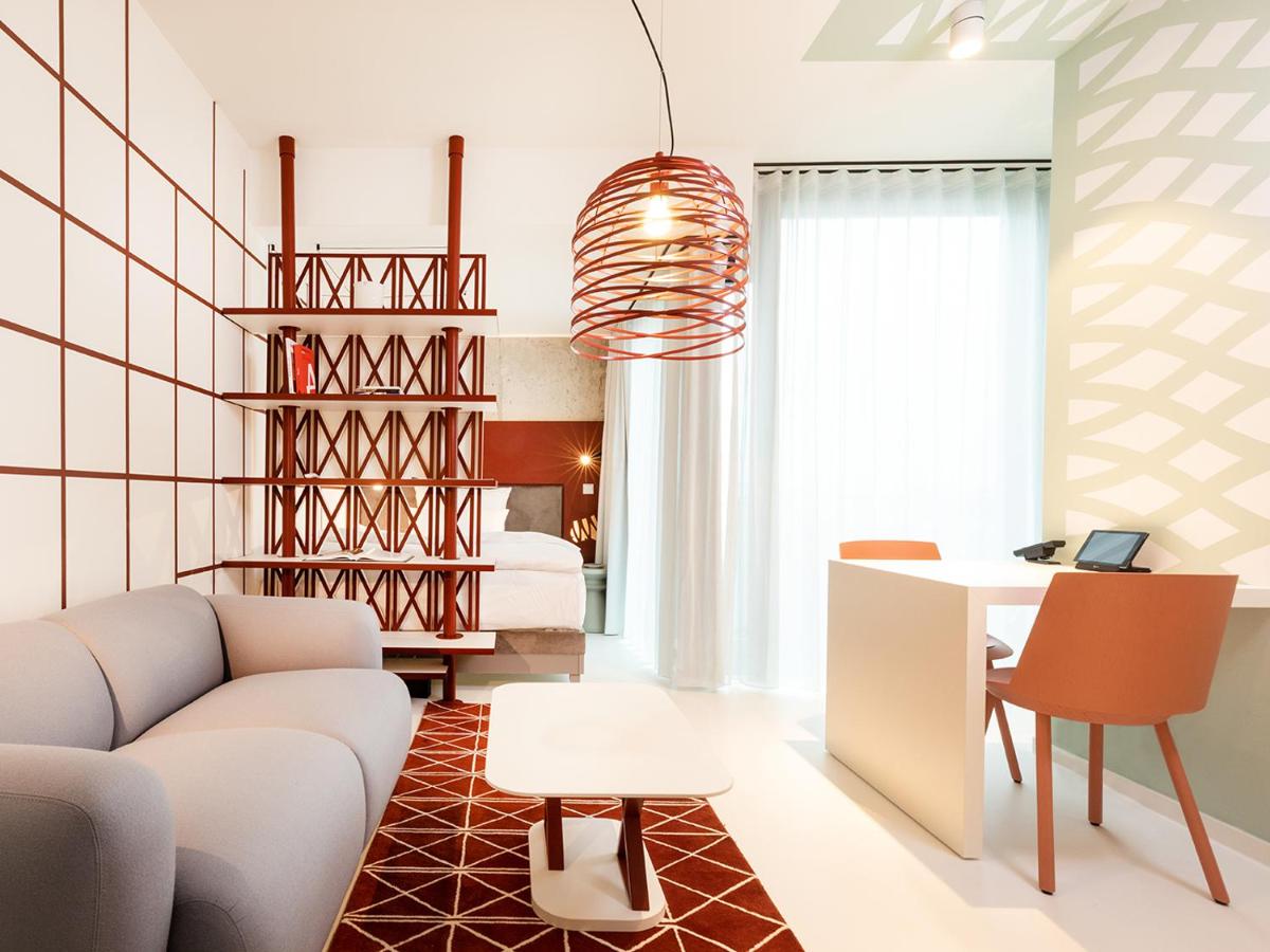 Ein Sitzbereich in der Unterkunft KPM Hotel & Residences Berlin, a Member of Design Hotels