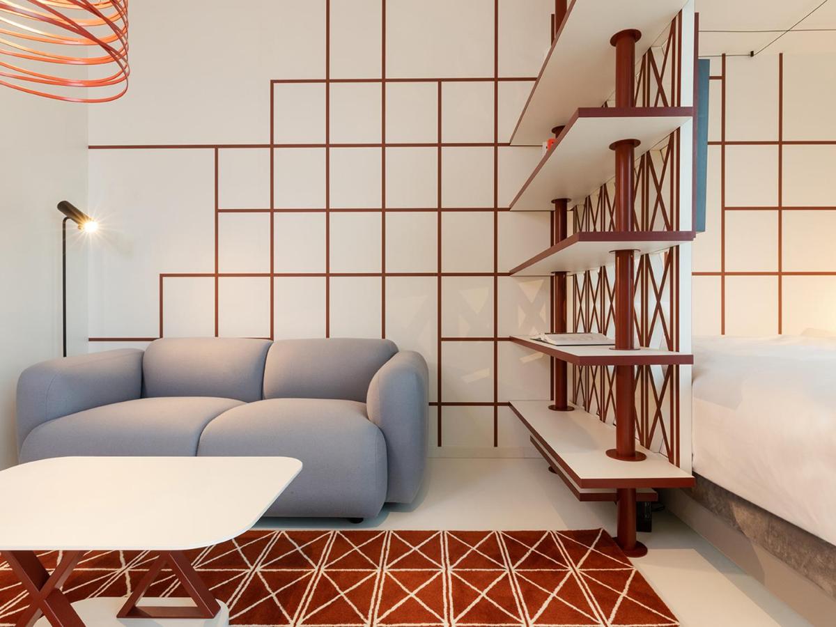 Ein Sitzbereich in der Unterkunft KPM Hotel & Residences Berlin, a Member of Design Hotels