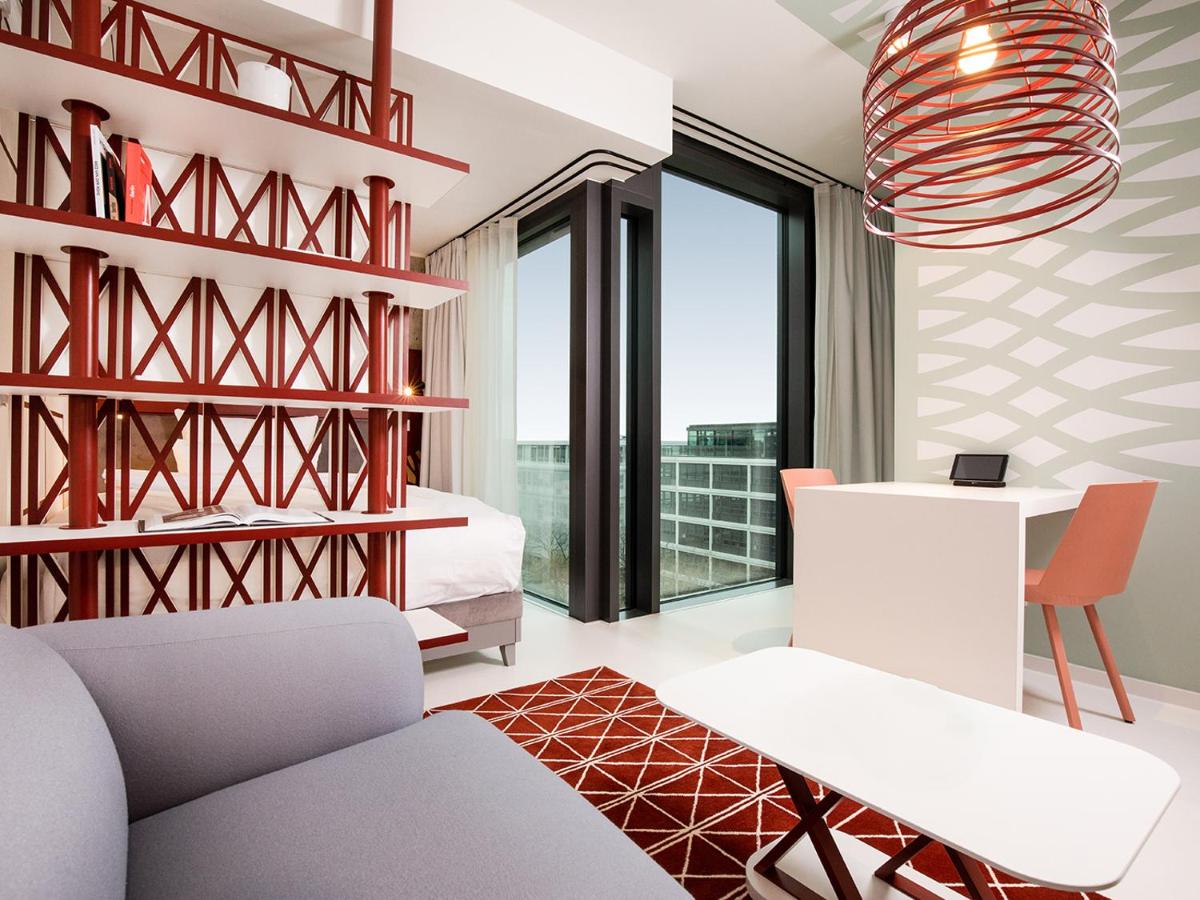 Ein Sitzbereich in der Unterkunft KPM Hotel & Residences Berlin, a Member of Design Hotels