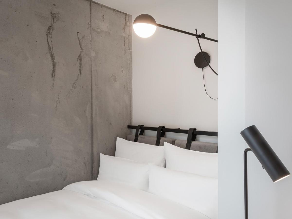 Ein Bett oder Betten in einem Zimmer der Unterkunft KPM Hotel & Residences Berlin, a Member of Design Hotels