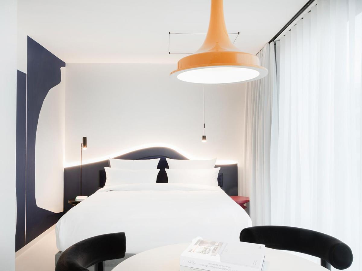 Ein Bett oder Betten in einem Zimmer der Unterkunft KPM Hotel & Residences Berlin, a Member of Design Hotels
