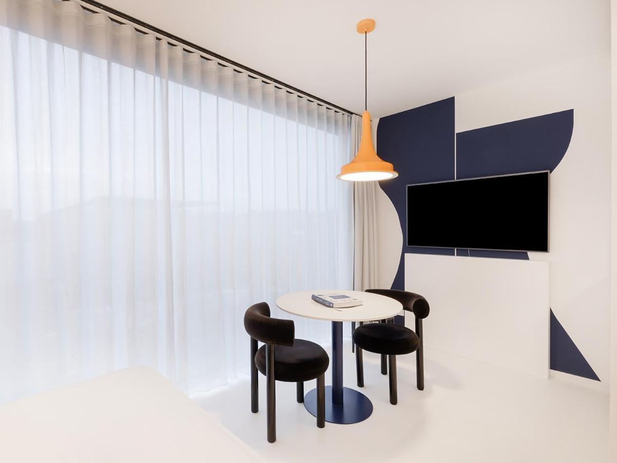 TV/Unterhaltungsangebot in der Unterkunft KPM Hotel & Residences Berlin, a Member of Design Hotels