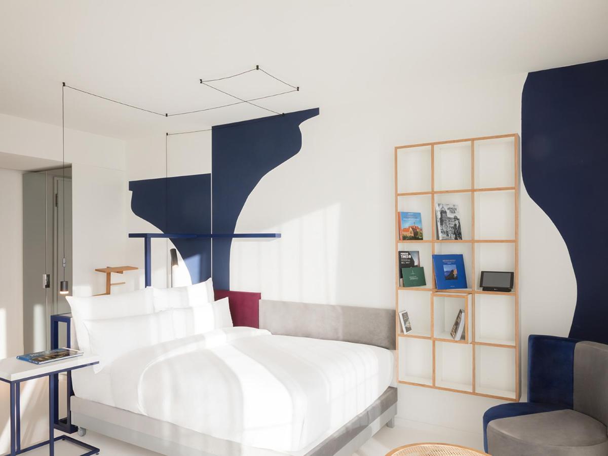 Ein Bett oder Betten in einem Zimmer der Unterkunft KPM Hotel & Residences Berlin, a Member of Design Hotels