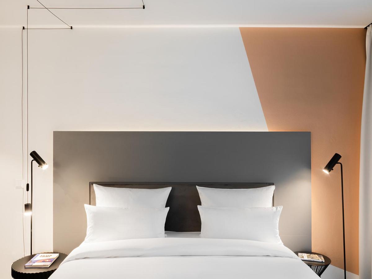 Ein Bett oder Betten in einem Zimmer der Unterkunft KPM Hotel & Residences Berlin, a Member of Design Hotels