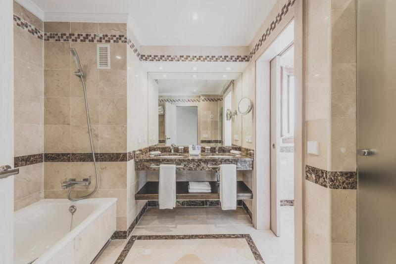Un baño de Puente Romano Marbella