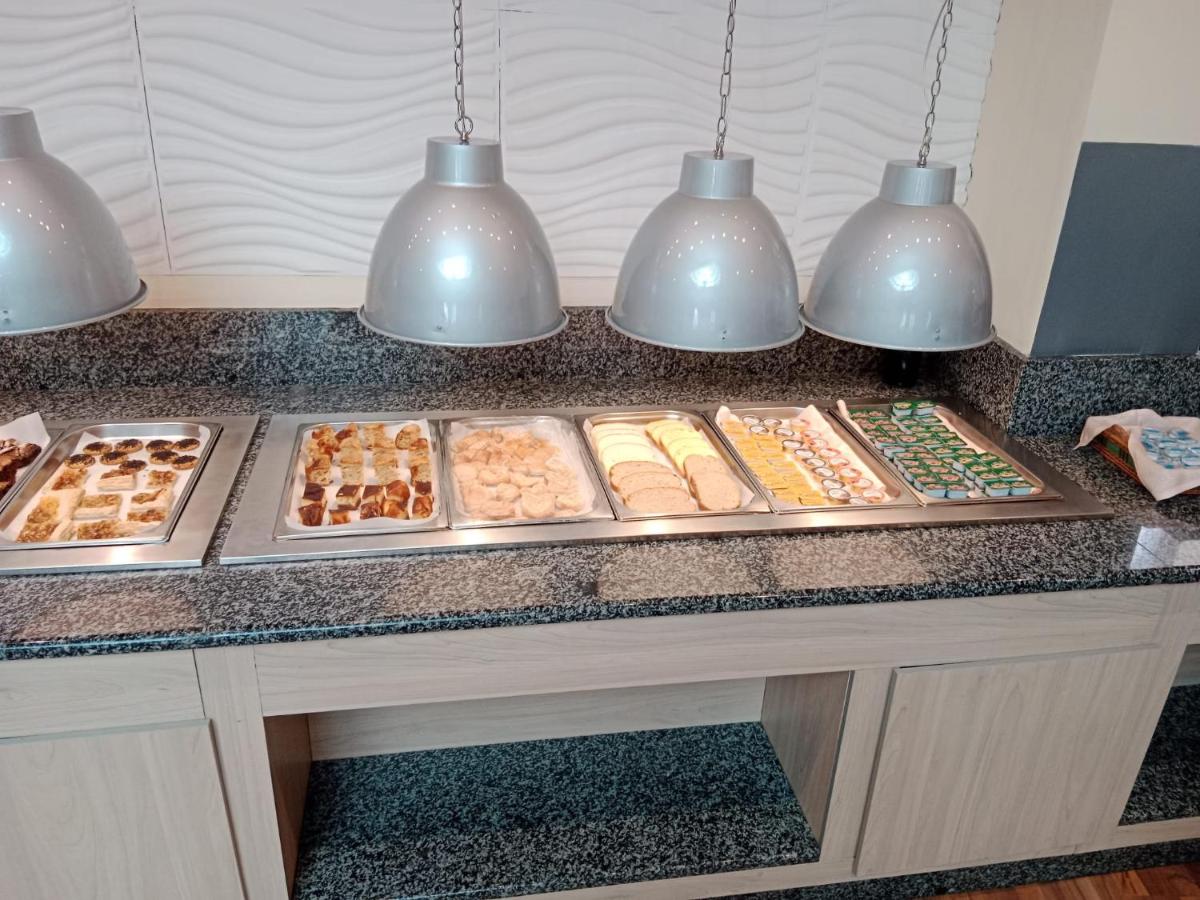 Comida en o cerca de este hotel