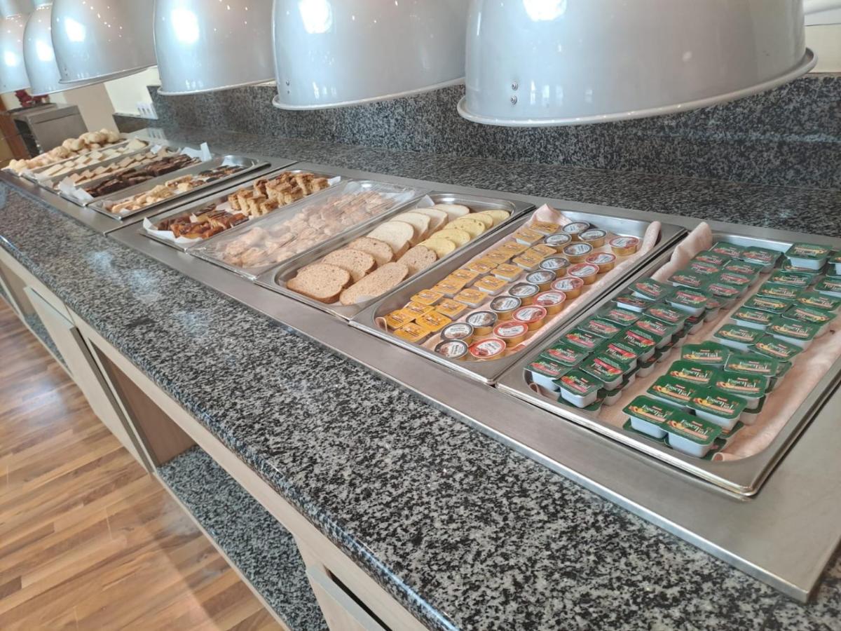 Comida en o cerca de este hotel