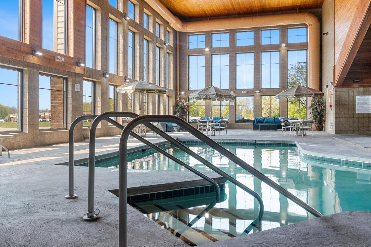 AmericInn by Wyndham Green Bay East - Housity