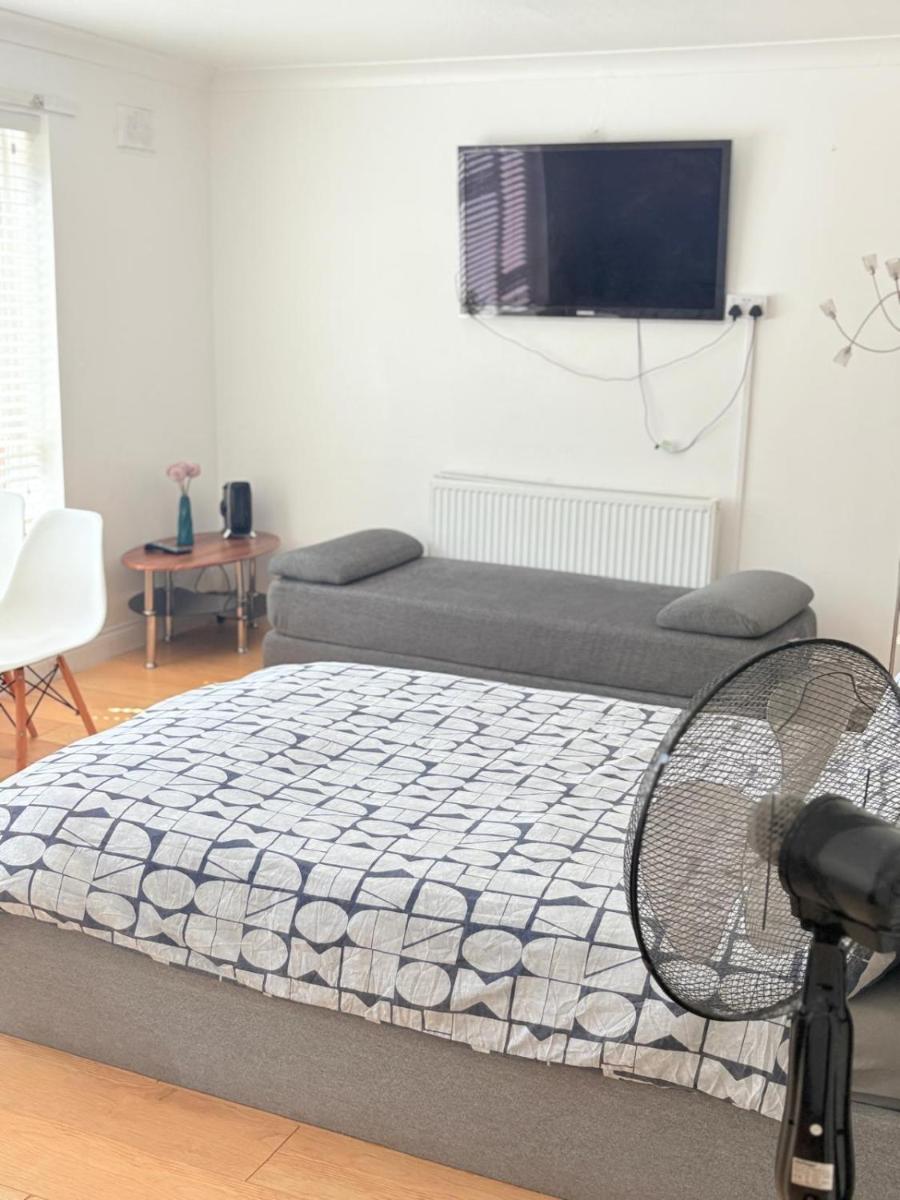 EasyStay - Bright & Spacious house, recently renovated, Free Parking near Luton Airport - Housity