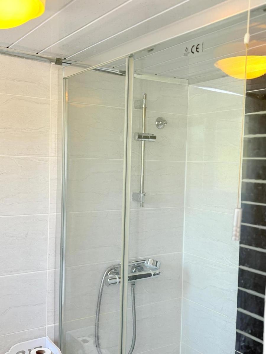 EasyStay - Bright & Spacious house, recently renovated, Free Parking near Luton Airport - Housity