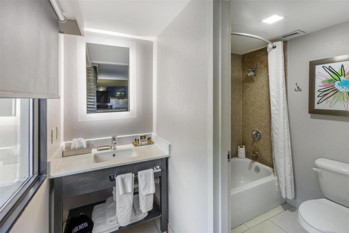 Best Western Plus Clemson Hotel & Conference Center - Housity