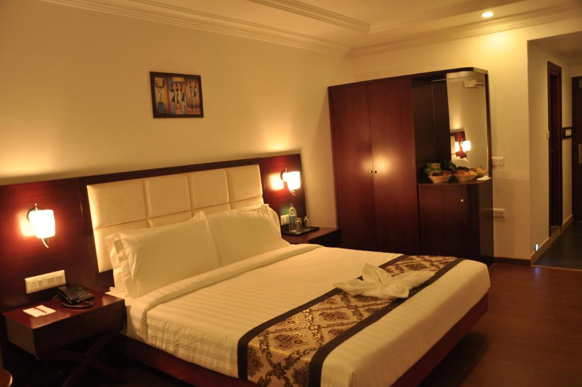 Grand Clarks Inn - Housity