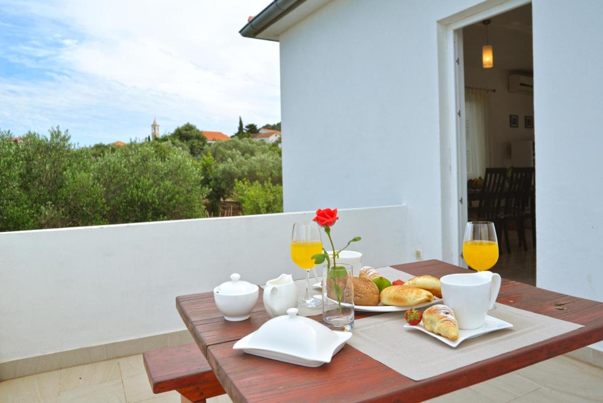 Apartment in Murter - Housity