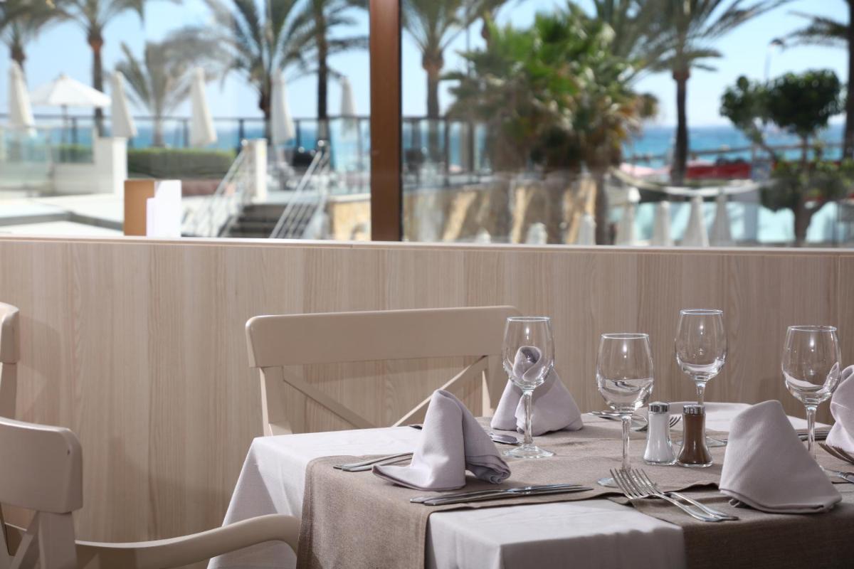 Un restaurante o sitio para comer en Hotel Playa Golf - Adults Only