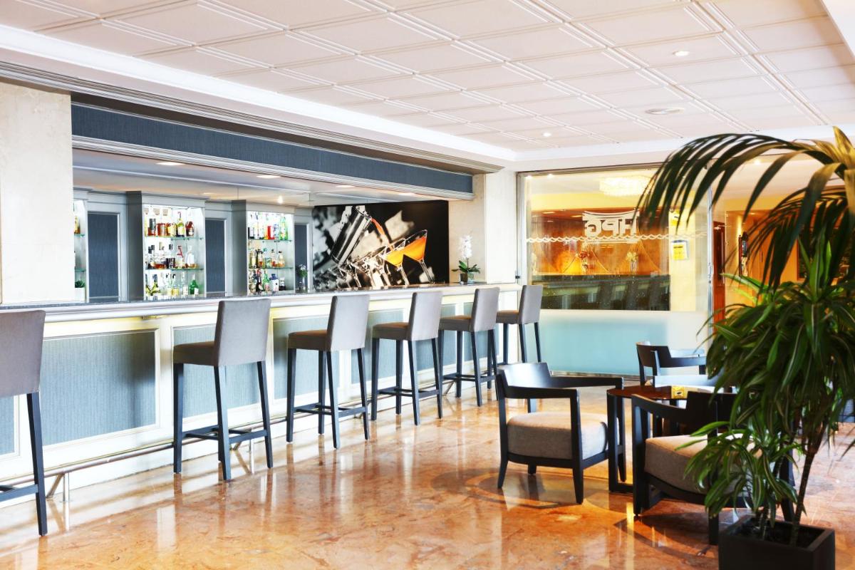 Un restaurante o sitio para comer en Hotel Playa Golf - Adults Only