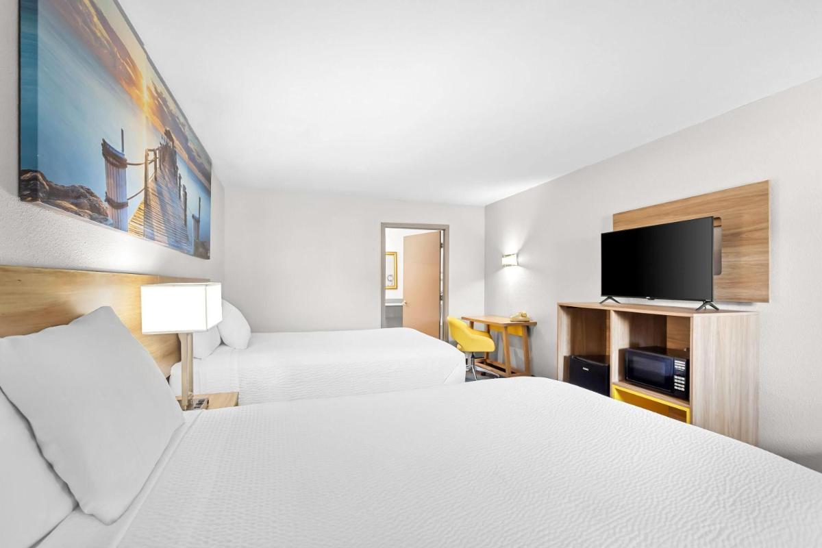 Days Inn by Wyndham Huntington - Housity