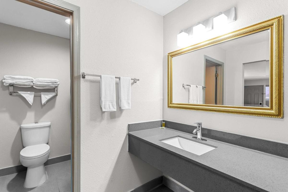 Days Inn by Wyndham Huntington - Housity