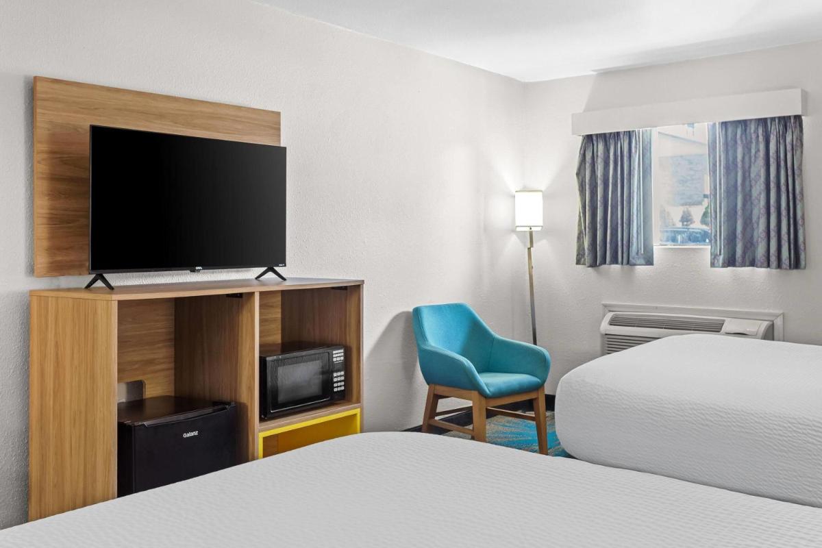 Days Inn by Wyndham Huntington - Housity