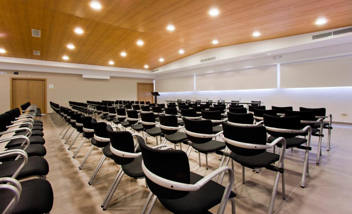 Zona business o sala de conferencias en Hotel Playa Golf - Adults Only