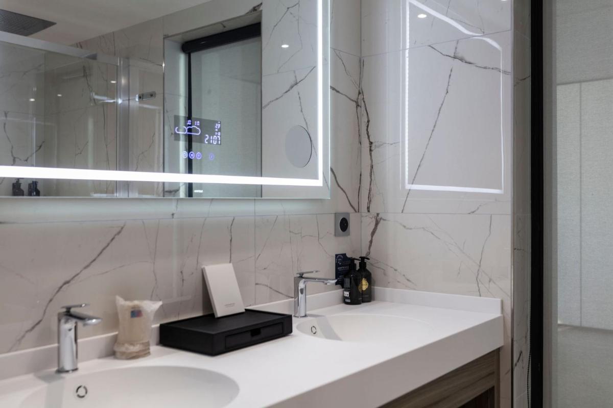 Salle de bains dans l'établissement Ki Space Hotel & Spa - near Disneyland Paris