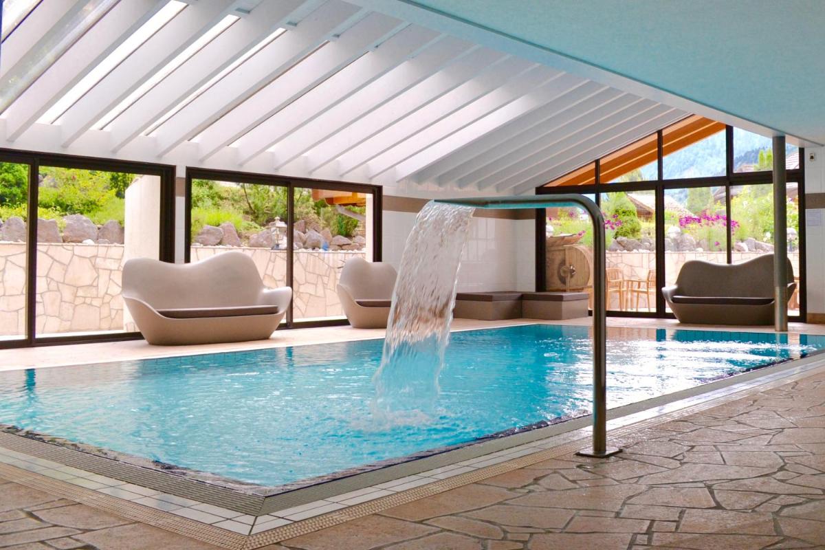 Piscine de l'établissement Les Gentianettes Hotel & Spa ou située à proximité