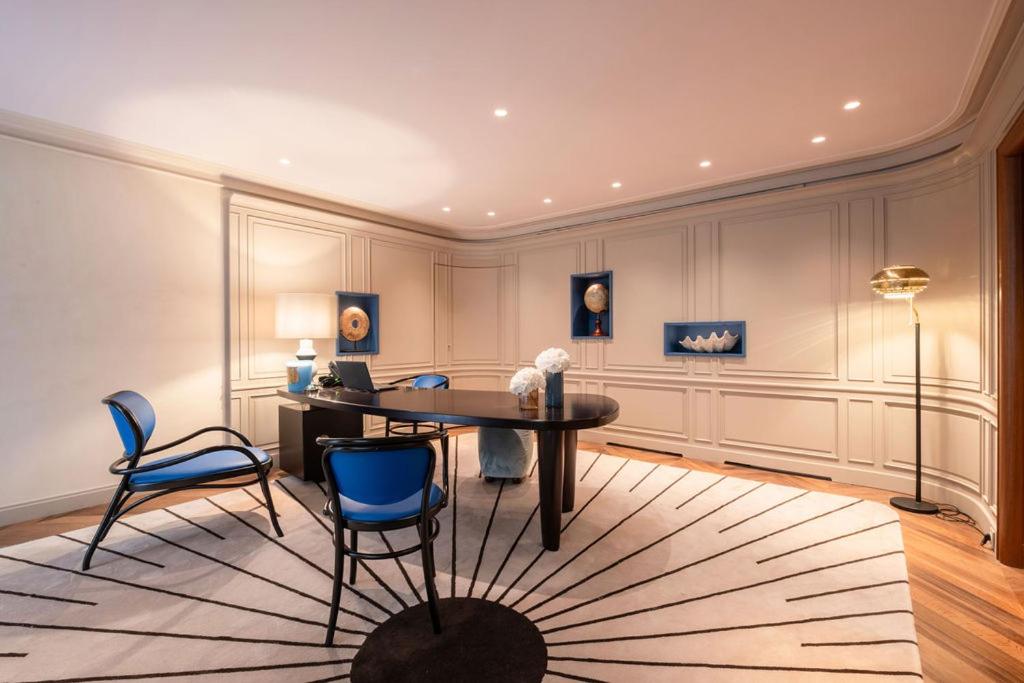 Coin salon dans l'établissement Hôtel Les Lumières - Relais & Châteaux