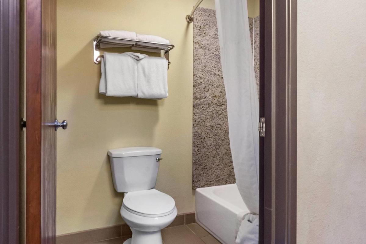 Comfort Inn Albuquerque Airport - Housity