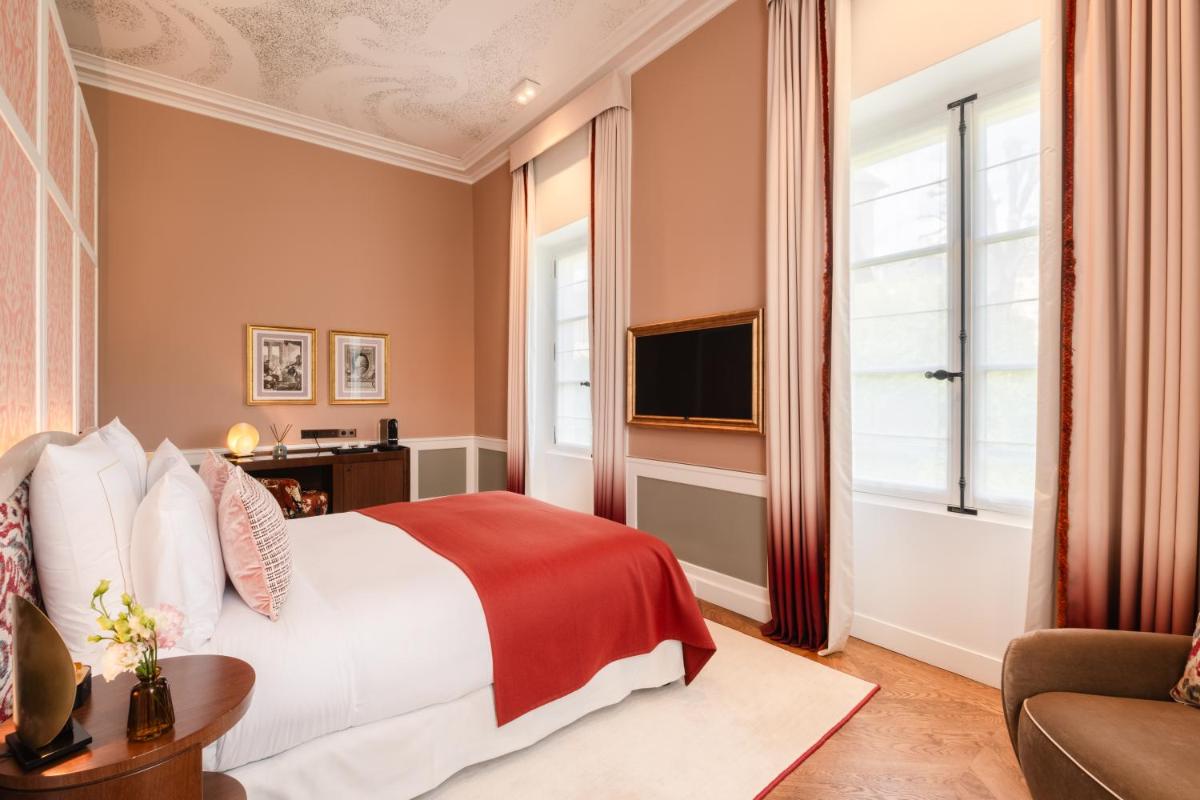 Un ou plusieurs lits dans un hébergement de l'établissement Hôtel Les Lumières - Relais & Châteaux