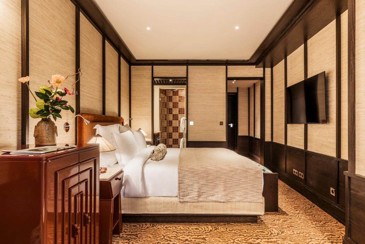 une chambre d'hôtel avec un lit et une télévision dans l'établissement Hotel Hana, à Paris