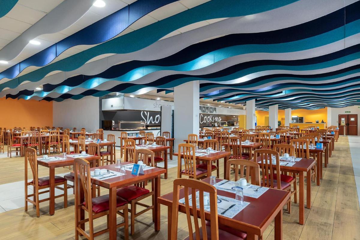 Un restaurante o sitio para comer en Hotel Playas de Guardamar