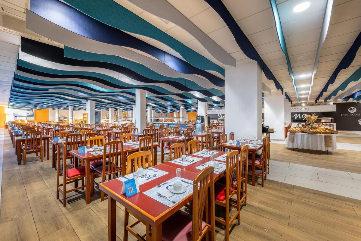 Un restaurante o sitio para comer en Hotel Playas de Guardamar